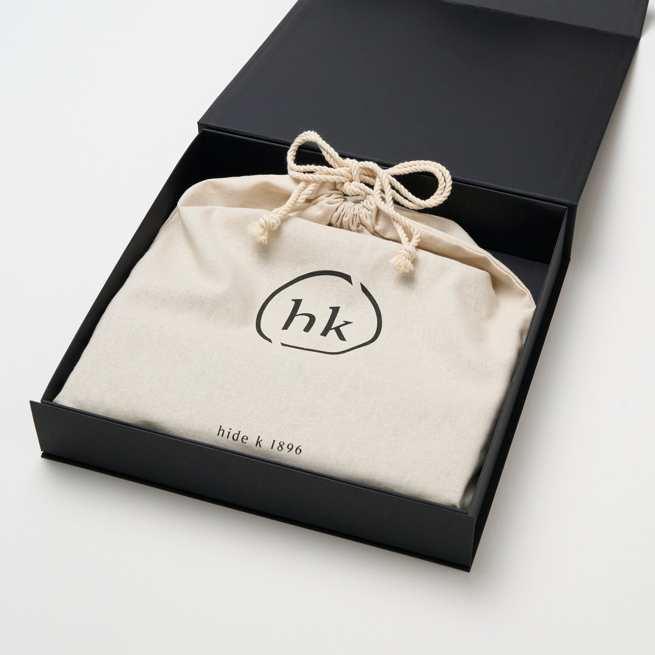 Letoa Collection 21cm Plate, Black | Designed by Kengo Kuma