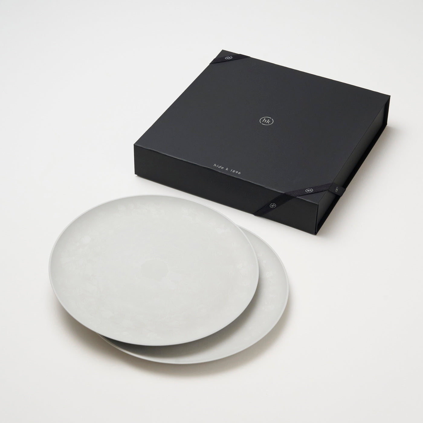 Letoa Collection 27cm Plate, Light Gray | Designed by Kengo Kuma