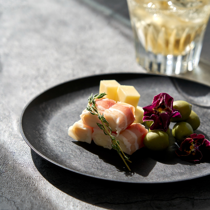 Letoa Collection 27cm Plate, Black | Designed by Kengo Kuma