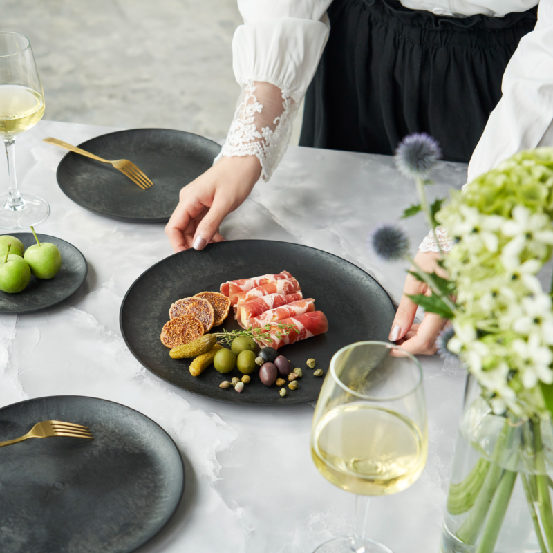 Letoa Collection 27cm Plate, Black | Designed by Kengo Kuma