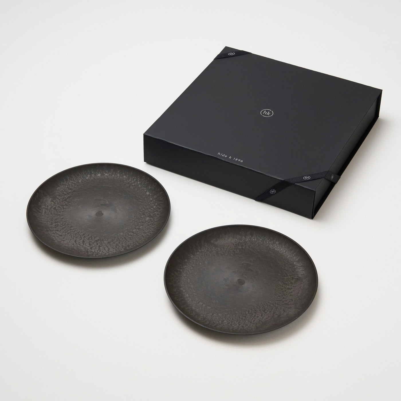 Letoa Collection 21cm Plate, Dark Brown | Designed by Kengo Kuma